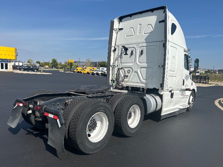 Used 2023 Freightliner Cascadia - photo 9