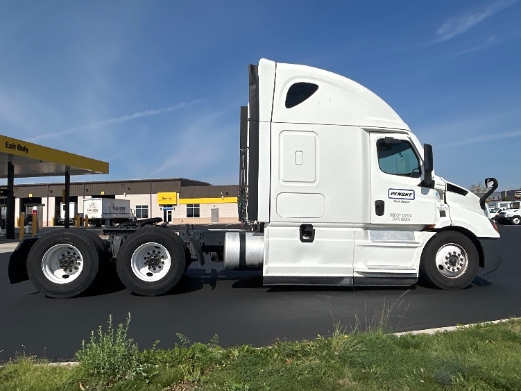 Used 2023 Freightliner Cascadia - photo 10