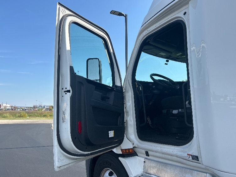 Used 2023 Freightliner Cascadia - photo 11