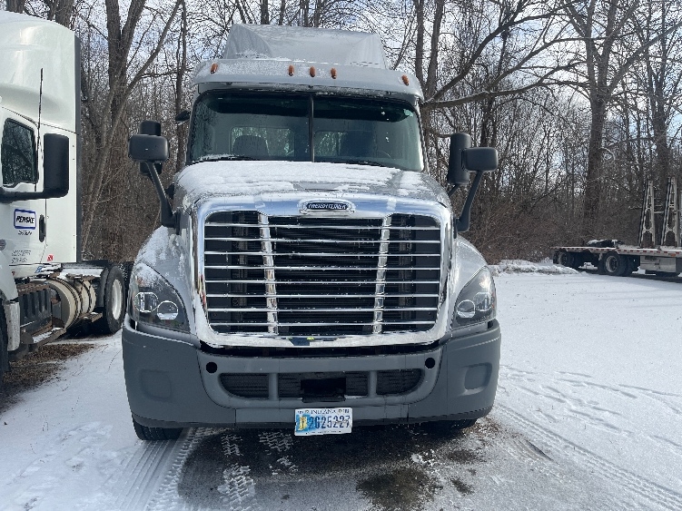 Used 2018 Freightliner Cascadia - photo 2