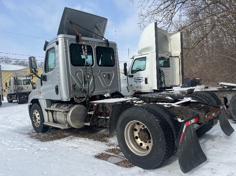 Used 2018 Freightliner Cascadia - photo 7