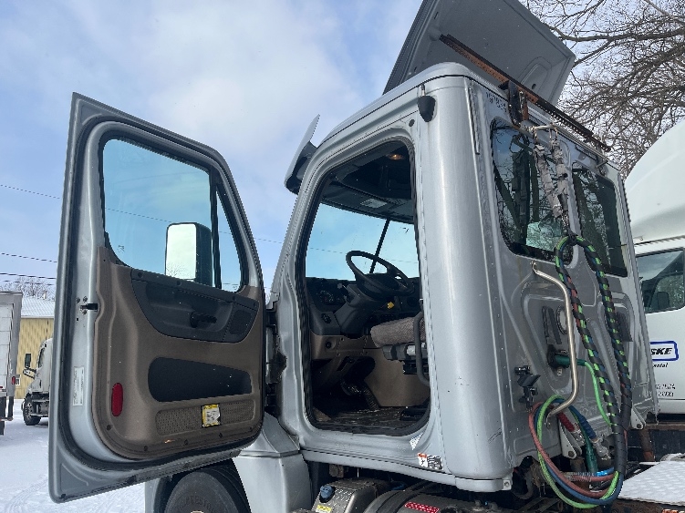 Used 2018 Freightliner Cascadia - photo 11