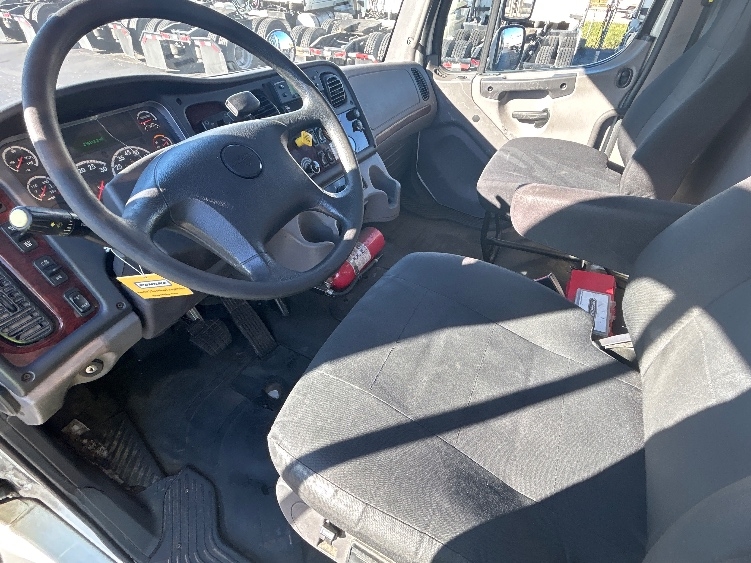 Used 2018 Freightliner M2 106 - photo 19