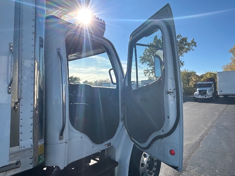 Used 2018 Freightliner M2 106 - photo 22