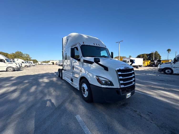 Used 2024 Freightliner Cascadia - photo 1
