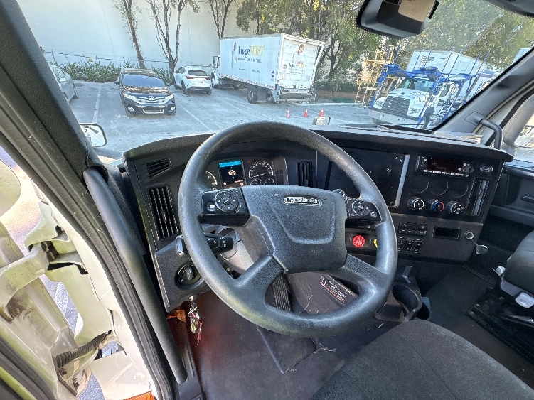 Used 2024 Freightliner Cascadia - photo 12