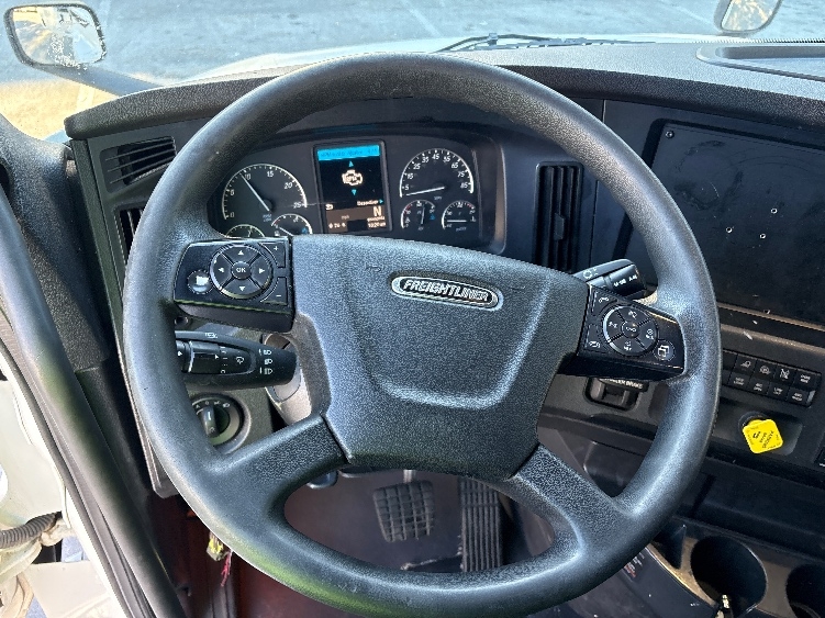 Used 2024 Freightliner Cascadia - photo 13