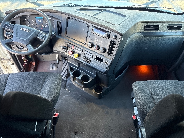 Used 2024 Freightliner Cascadia - photo 14