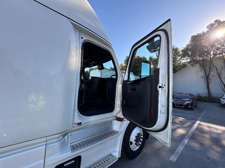 Used 2024 Freightliner Cascadia - photo 15