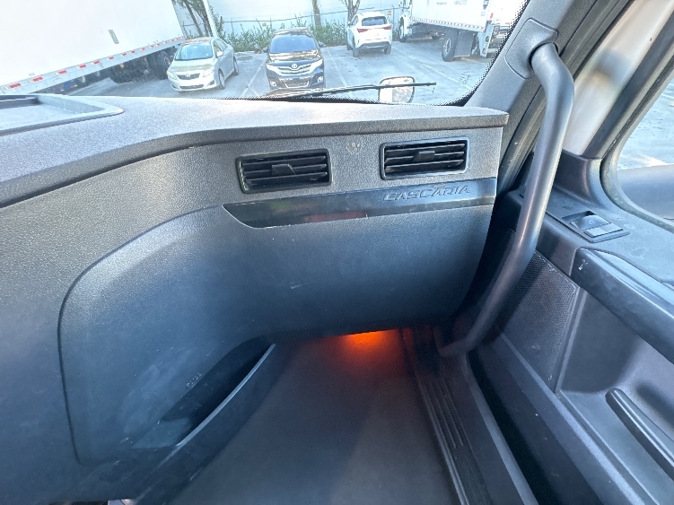 Used 2024 Freightliner Cascadia - photo 16