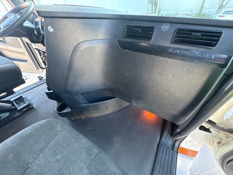 Used 2024 Freightliner Cascadia - photo 17