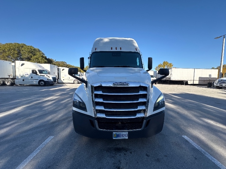 Used 2024 Freightliner Cascadia - photo 2