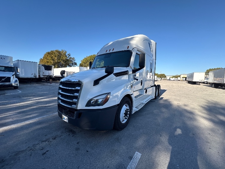 Used 2024 Freightliner Cascadia - photo 5