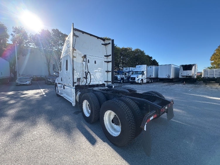 Used 2024 Freightliner Cascadia - photo 7