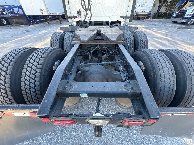 Used 2024 Freightliner Cascadia - photo 8