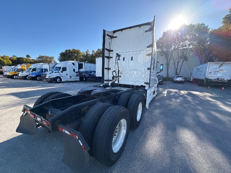 Used 2024 Freightliner Cascadia - photo 9