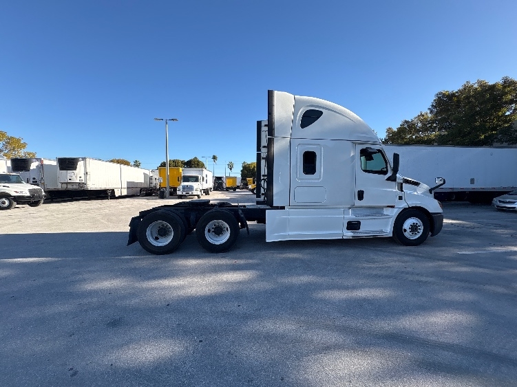Used 2024 Freightliner Cascadia - photo 10