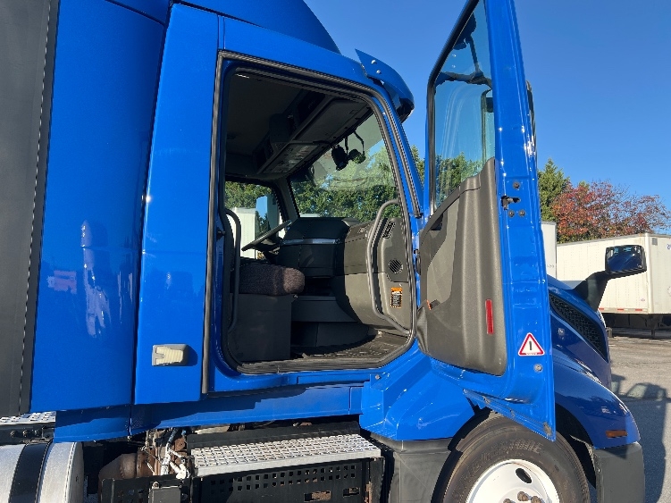 Used 2019 Volvo VNL - photo 14