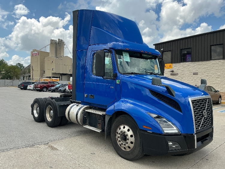 Used 2019 Volvo VNL - photo 1