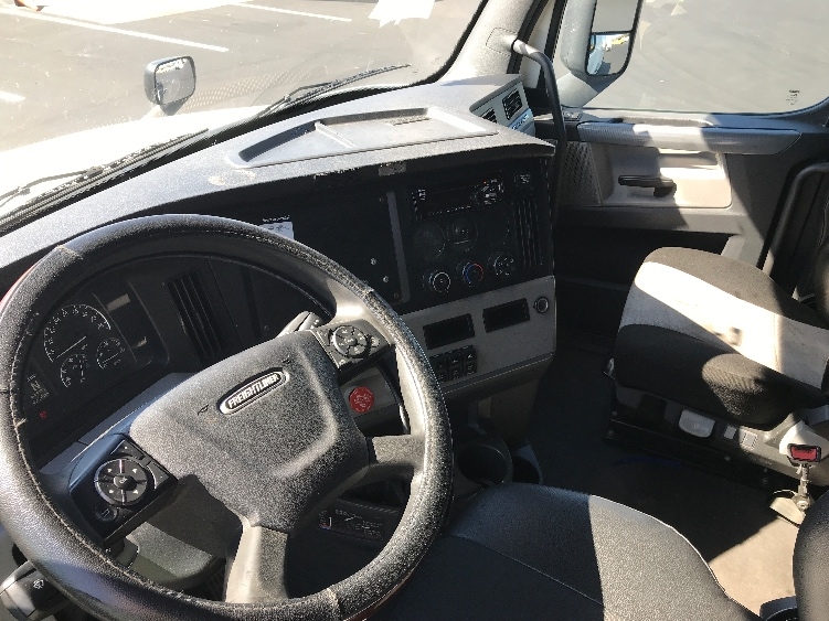 Used 2019 Freightliner Cascadia - photo 12
