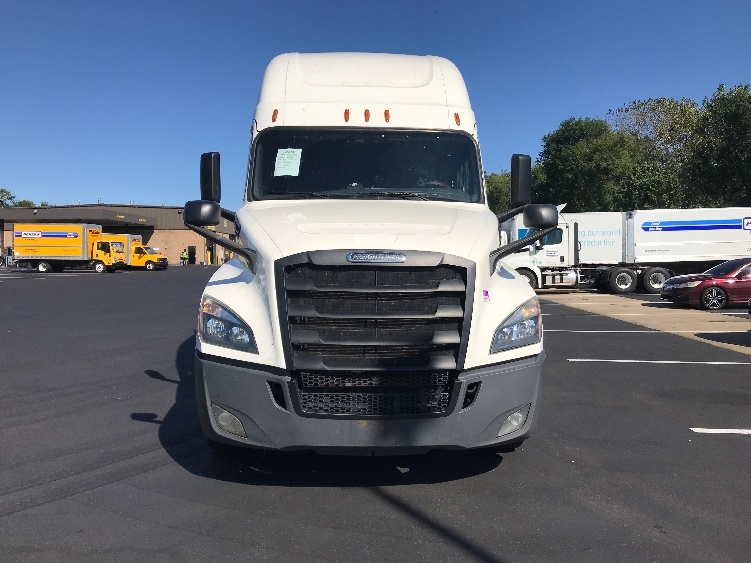 Used 2019 Freightliner Cascadia - photo 2