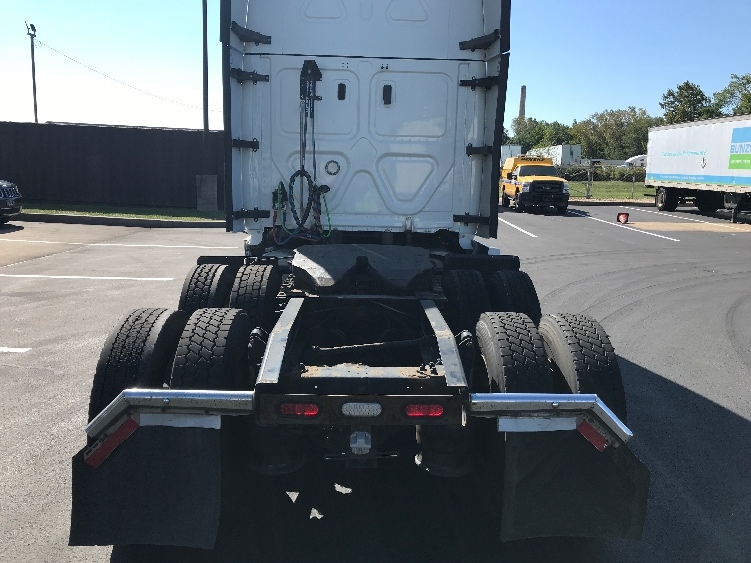 Used 2019 Freightliner Cascadia - photo 8