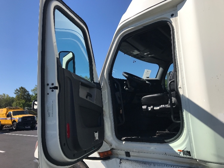 Used 2019 Freightliner Cascadia - photo 11