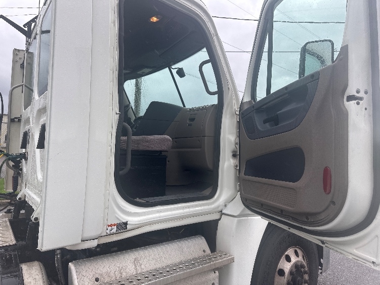 Used 2019 Freightliner Cascadia - photo 14