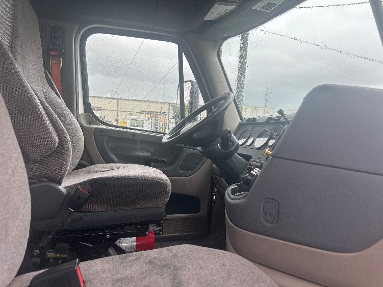 Used 2019 Freightliner Cascadia - photo 16
