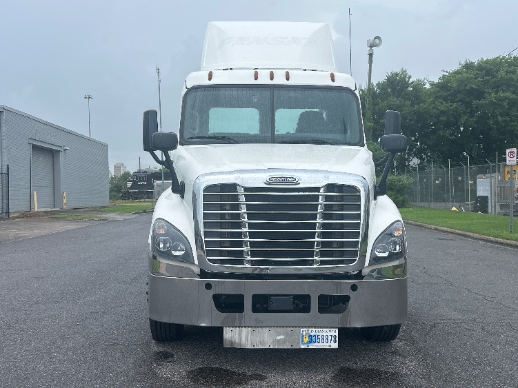Used 2019 Freightliner Cascadia - photo 2