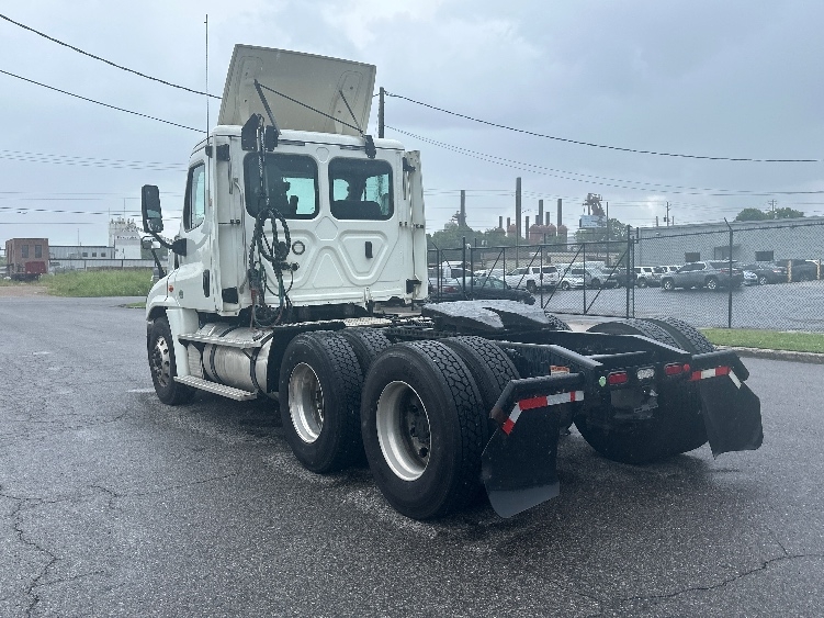 Used 2019 Freightliner Cascadia - photo 7