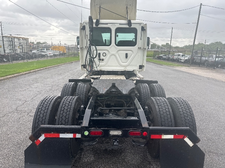 Used 2019 Freightliner Cascadia - photo 8