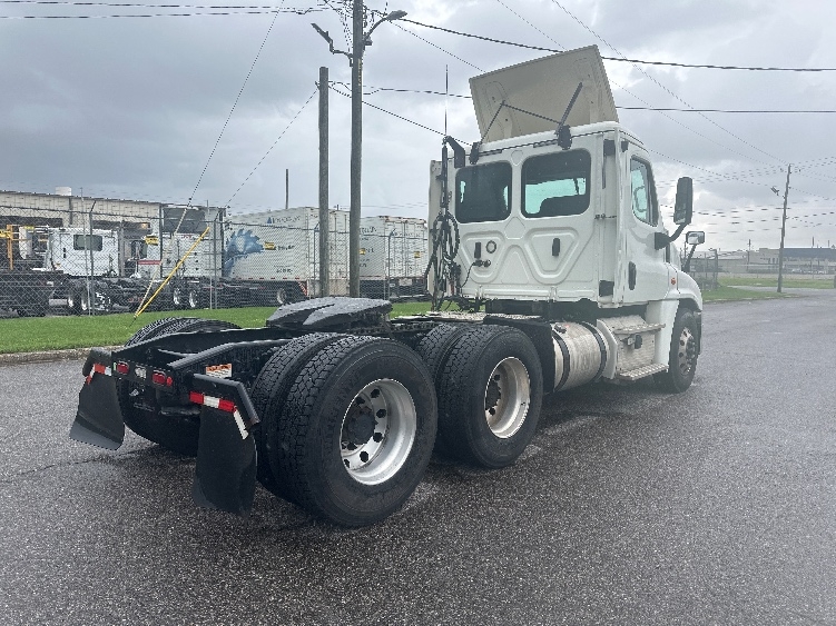 Used 2019 Freightliner Cascadia - photo 9