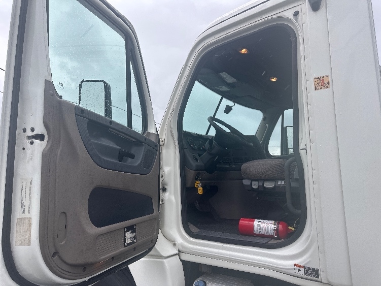 Used 2019 Freightliner Cascadia - photo 11