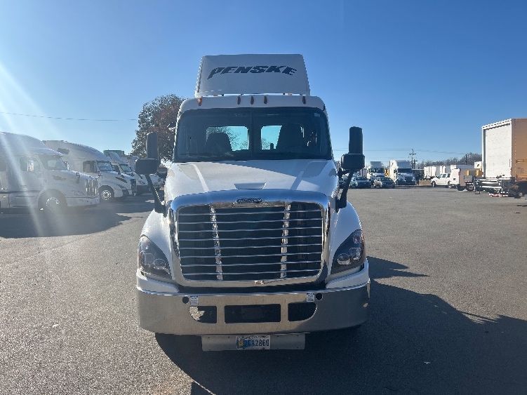 Used 2019 Freightliner Cascadia - photo 2