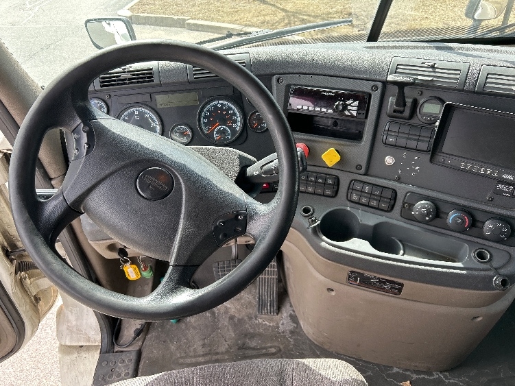 Used 2017 Freightliner Cascadia - photo 13