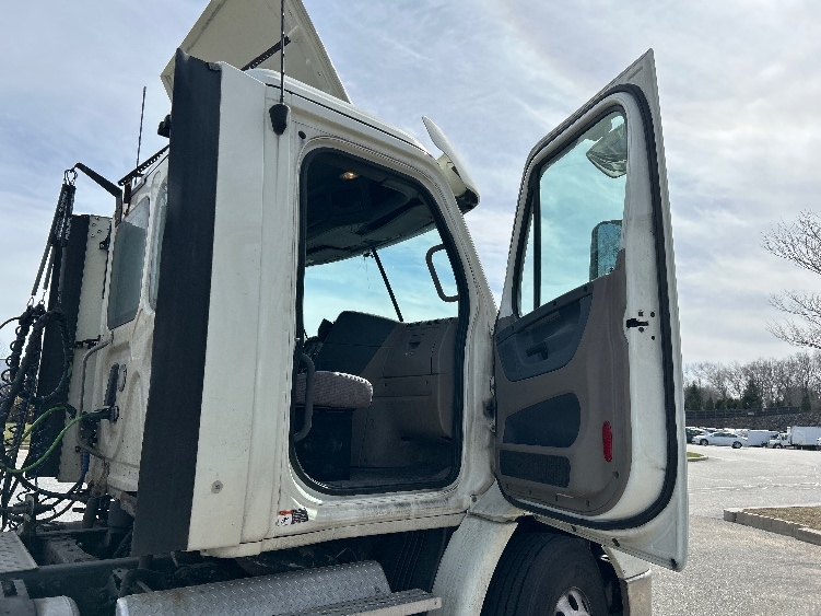 Used 2017 Freightliner Cascadia - photo 14