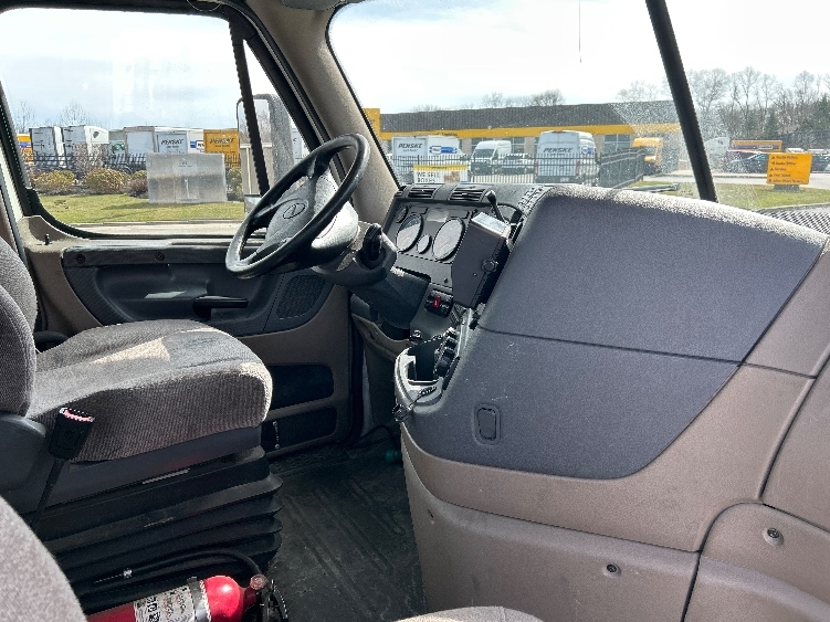 Used 2017 Freightliner Cascadia - photo 16
