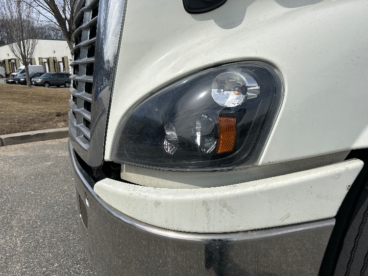 Used 2017 Freightliner Cascadia - photo 21