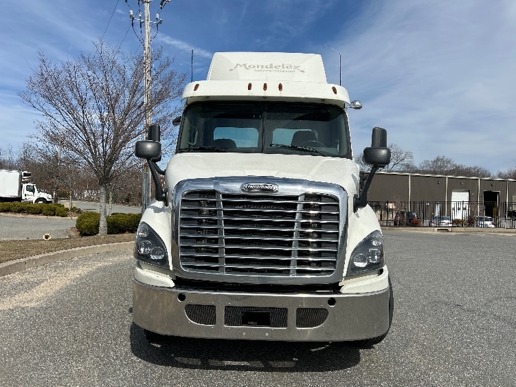 Used 2017 Freightliner Cascadia - photo 2