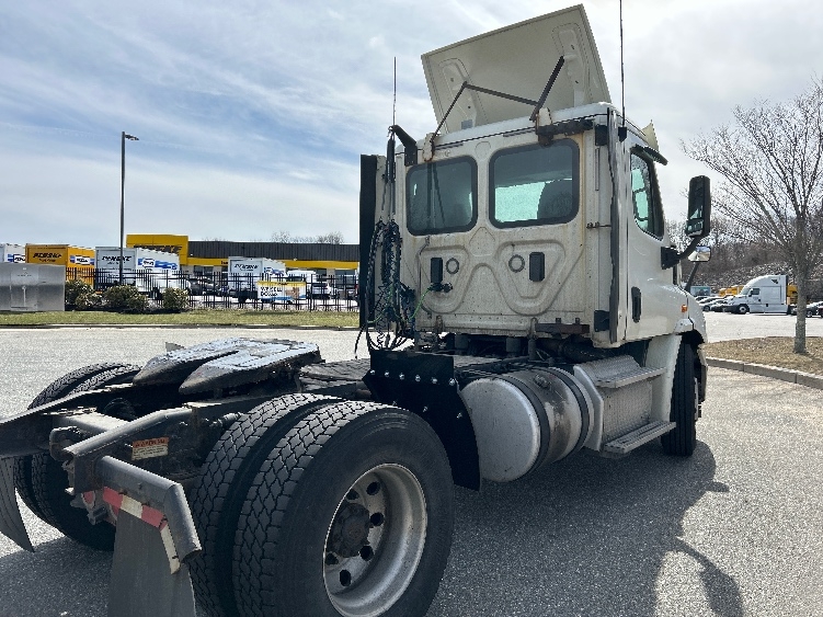 Used 2017 Freightliner Cascadia - photo 7
