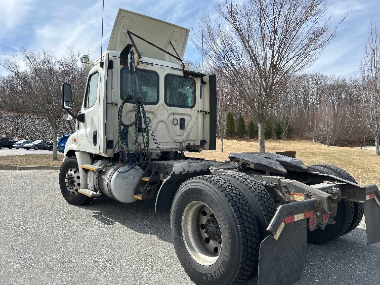 Used 2017 Freightliner Cascadia - photo 9