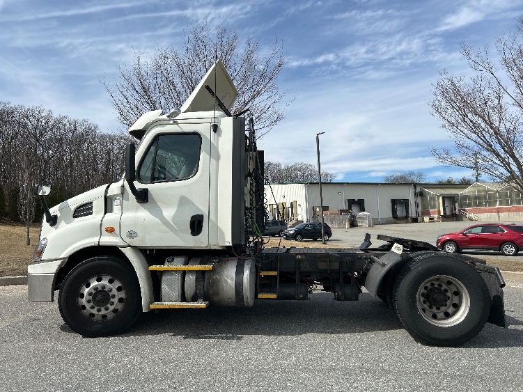 Used 2017 Freightliner Cascadia - photo 10