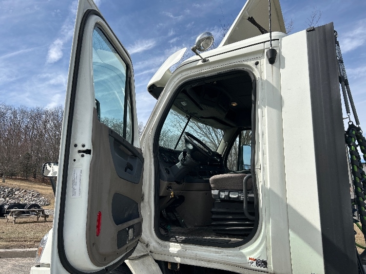 Used 2017 Freightliner Cascadia - photo 11