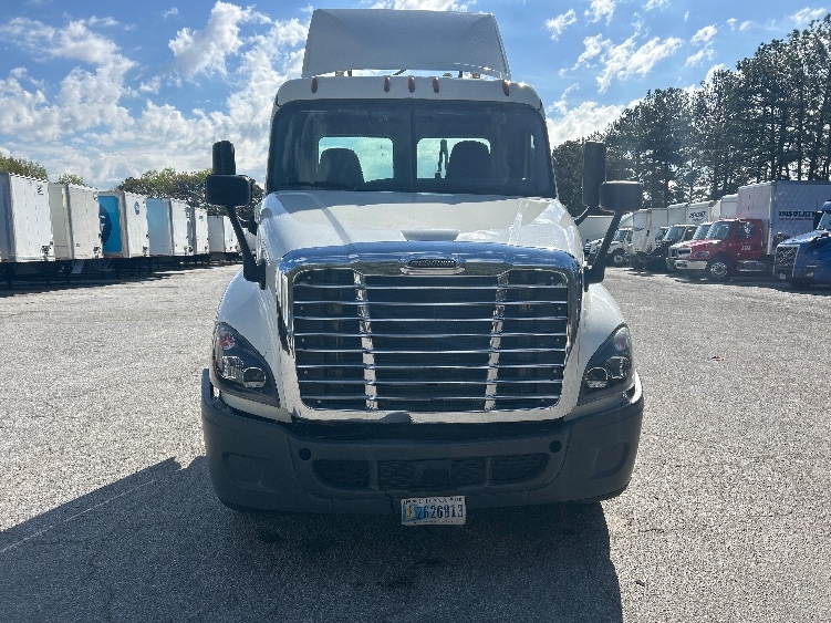 Used 2019 Freightliner Cascadia - photo 2