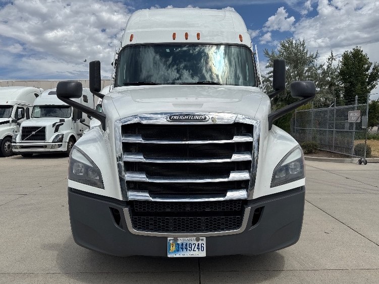 Used 2024 Freightliner Cascadia - photo 2