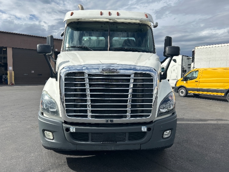 Used 2019 Freightliner Cascadia - photo 2