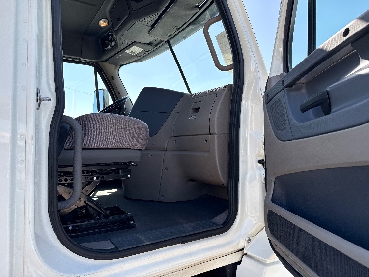 Used 2019 Freightliner Cascadia - photo 14