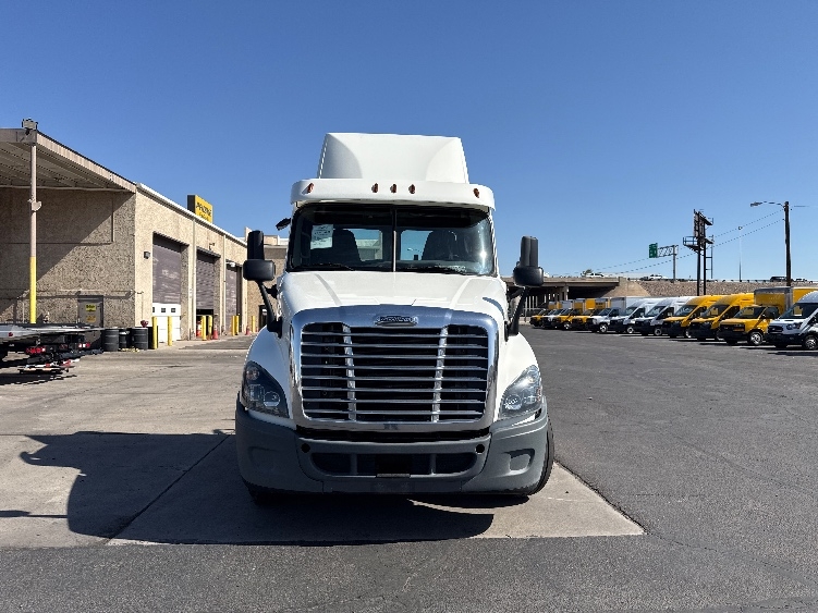 Used 2019 Freightliner Cascadia - photo 2