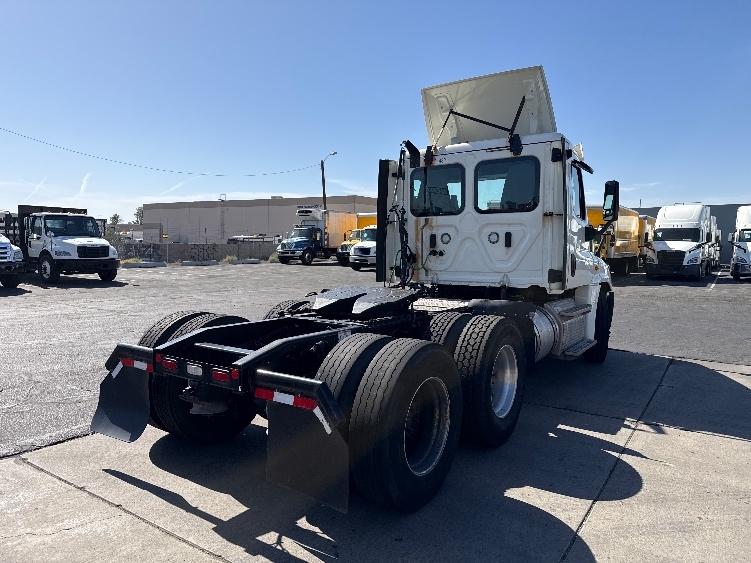 Used 2019 Freightliner Cascadia - photo 9